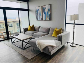 Water & City Views 2-Bedroom Apartment in Little Italy
